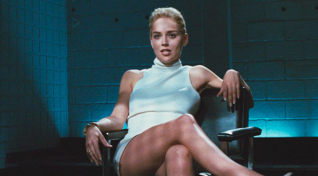 Sharon Stone thừa nhận trả gi&aacute; đắt v&igrave; cảnh 'n&oacute;ng' trong 'Bản năng gốc' - Ảnh 2.