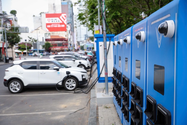 TP.HCM c&oacute; hơn 1.000 tủ đổi pin xe m&aacute;y điện tr&ecirc;n vỉa h&egrave; - Ảnh 2.
