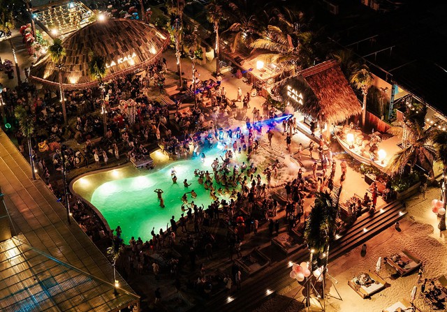 Biển Đ&agrave; Nẵng hấp dẫn hơn với pool party Columbo - Ảnh 1.