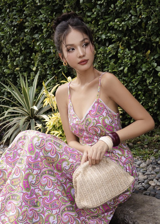 Đón nắng gió mùa hè cùng váy hai dây, đầm maxi cổ yếm thướt tha- Ảnh 1.