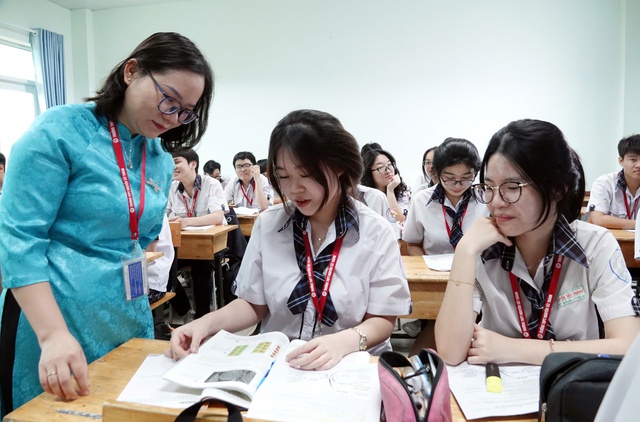 Miễn ph&iacute; s&aacute;ch gi&aacute;o khoa: Kh&ocirc;ng nhất thiết &aacute;p dụng đại tr&agrave; cho tất cả học sinh - Ảnh 2.