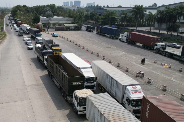 TP.HCM: Xe đầu k&eacute;o thắng gấp, cuộn th&eacute;p văng v&agrave;o trạm thu ph&iacute; cầu Ph&uacute; Mỹ- Ảnh 4.