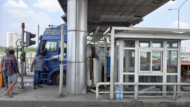 TP.HCM: Xe đầu k&eacute;o thắng gấp, cuộn th&eacute;p văng v&agrave;o trạm thu ph&iacute; cầu Ph&uacute; Mỹ- Ảnh 1.