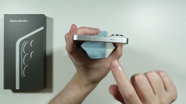 Hai lỗ tr&ecirc;n điện thoại Galaxy d&ugrave;ng để l&agrave;m g&igrave;? - Ảnh 1.