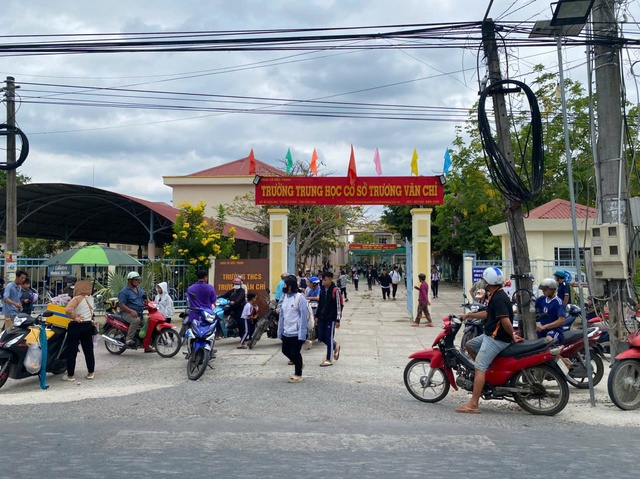 X&aacute;c minh vụ thầy gi&aacute;o dạy to&aacute;n v&eacute;o tai , đ&aacute;nh 17 học sinh lớp 7 ở Vĩnh Long - Ảnh 1.