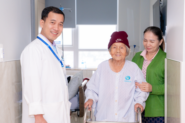 Hai lần đặt cược v&agrave;o nền y học Việt Nam của cụ b&agrave; ngoại quốc gần trăm tuổi- Ảnh 4.