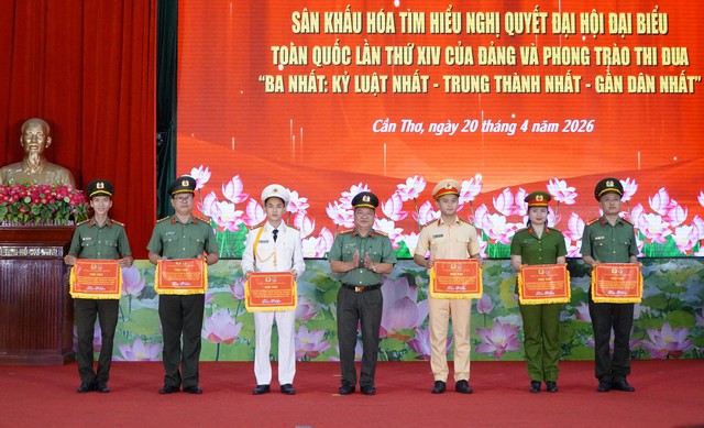 C&ocirc;ng an Cần Thơ đưa nghị quyết của Đảng, phong tr&agrave;o 'ba nhất' l&ecirc;n s&acirc;n khấu- Ảnh 1.