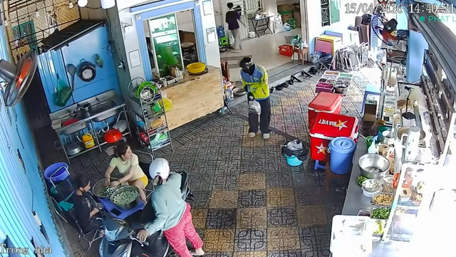 Chủ qu&aacute;n tr&agrave; sữa l&agrave;m lại đơn miễn ph&iacute; cho shipper bị quẹt xe l&agrave;m đổ h&agrave;ng - Ảnh 1.