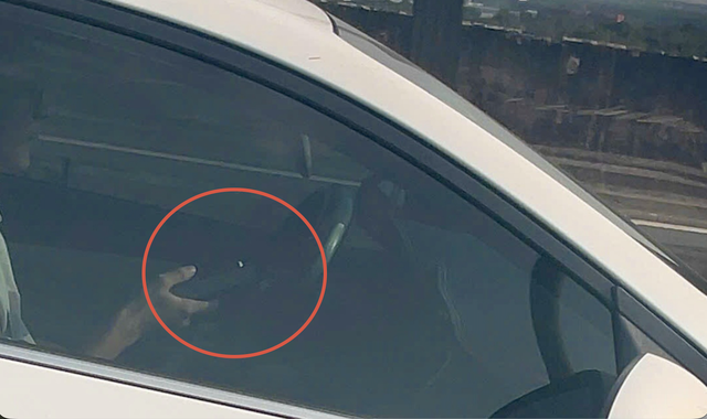 CSGT h&oacute;a trang tr&ecirc;n cao tốc, t&agrave;i xế vừa d&ugrave;ng điện thoại liền bị camera ghi lại - Ảnh 1.