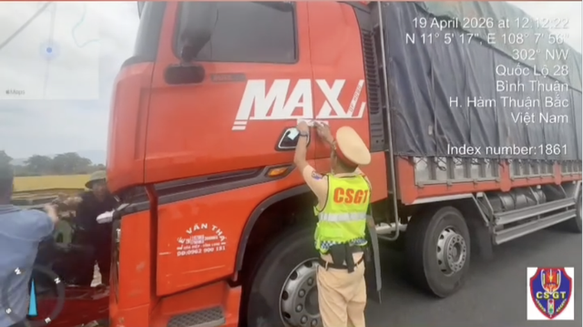 Xe tải chở qu&aacute; khổ, kh&ocirc;ng giấy tờ bị CSGT xử phạt 126 triệu  tr&ecirc;n cao tốc - Ảnh 1.