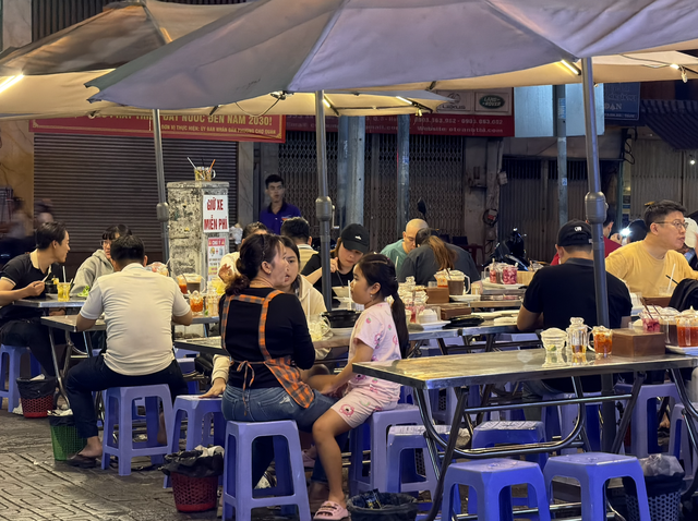 Vỉa hè tấp nập hàng quán mỗi tối - Ảnh 5.