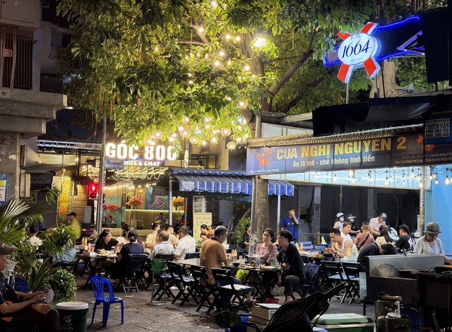 Vỉa hè tấp nập hàng quán mỗi tối - Ảnh 2.