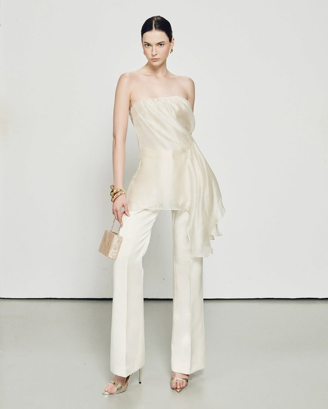 Mùa hè, mùa diện áo trễ vai, áo nhún ngực - Ảnh 9.