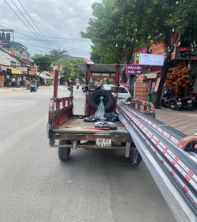 'Máy chém di động' từ xe ba gác chở hàng cồng kềnh khiến người TP.HCM lo sợ- Ảnh 4.