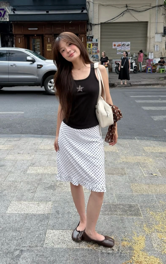 Bản giao hưởng dịu dàng của áo hai dây phối chân váy midi  - Ảnh 4.