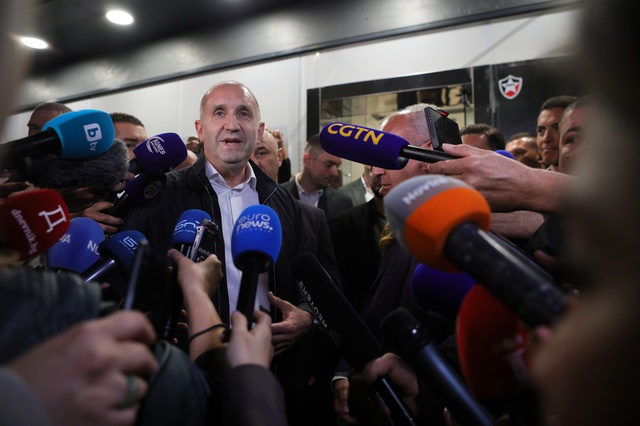 Cựu tổng thống Rumen Radev thắng lớn trong bầu cử Bulgaria 2026 - Ảnh 1.