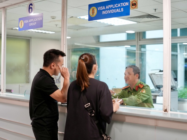 Coi chừng bị từ chối l&agrave;m thủ tục v&igrave; d&ugrave;ng 'sai' hộ chiếu khi bay nội địa - Ảnh 2.