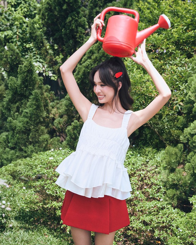 Mùa hè, mùa diện áo trễ vai, áo nhún ngực - Ảnh 4.