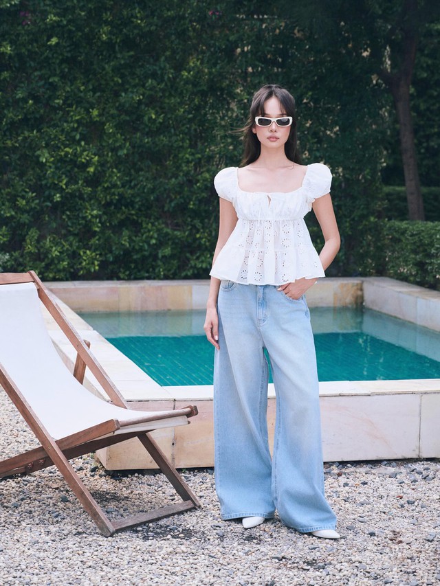 Mùa hè, mùa diện áo trễ vai, áo nhún ngực - Ảnh 3.