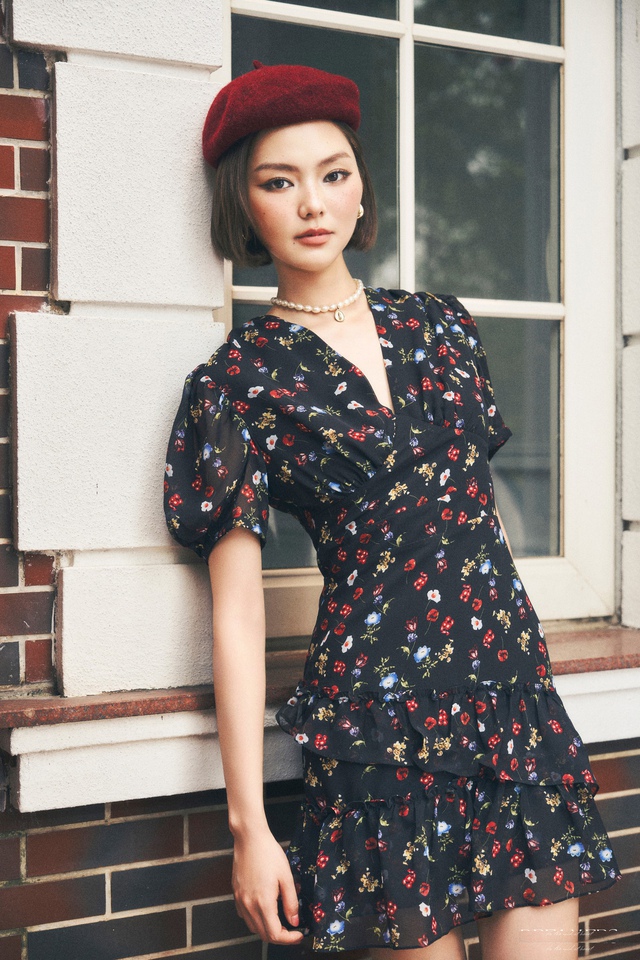 Váy hoa nhí tay phồng, kiểu váy họa tiết đẹp nhất mùa- Ảnh 1.