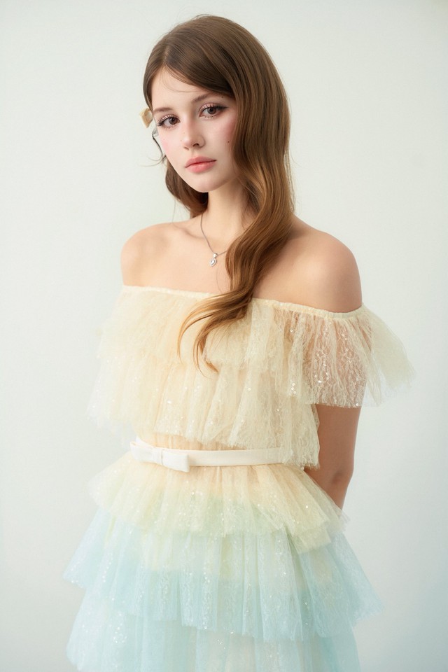 Mùa hè, mùa diện áo trễ vai, áo nhún ngực - Ảnh 1.