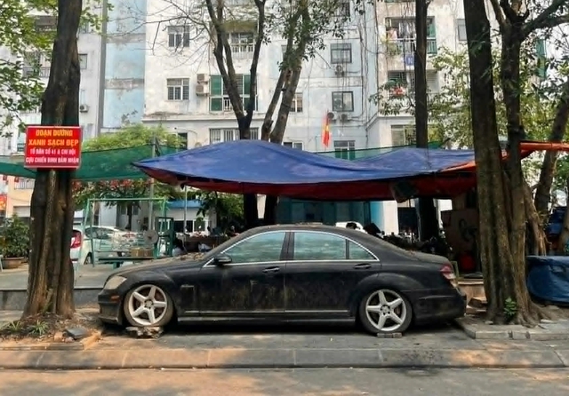 Mercedes S63 bị bỏ quên 10 năm trên vỉa hè Hà Nội- Ảnh 1.
