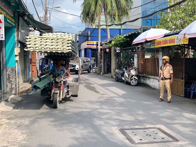 'Máy chém di động' từ xe ba gác chở hàng cồng kềnh khiến người TP.HCM lo sợ- Ảnh 1.