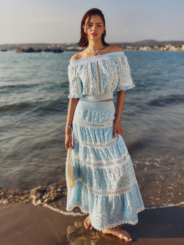 Mùa hè, mùa diện áo trễ vai, áo nhún ngực - Ảnh 6.