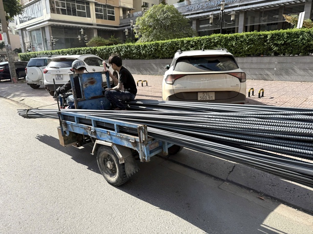 'Máy chém di động' từ xe ba gác chở hàng cồng kềnh khiến người TP.HCM lo sợ- Ảnh 3.