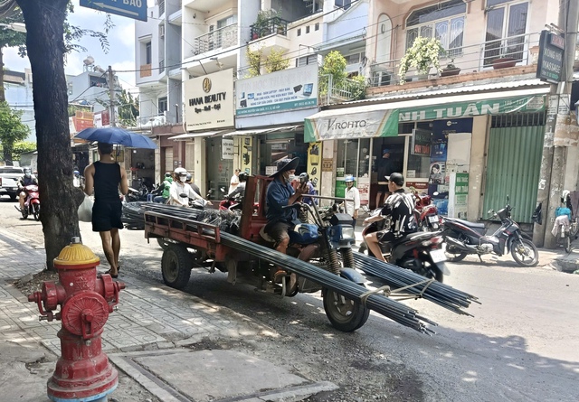 'Máy chém di động' từ xe ba gác chở hàng cồng kềnh khiến người TP.HCM lo sợ- Ảnh 2.