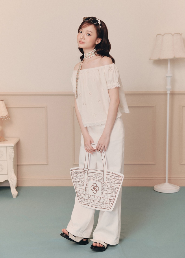 Mùa hè, mùa diện áo trễ vai, áo nhún ngực - Ảnh 2.