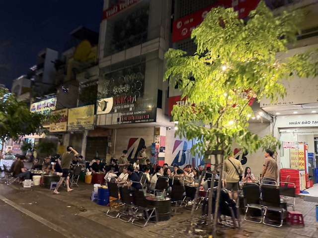 Vỉa hè tấp nập hàng quán mỗi tối - Ảnh 1.