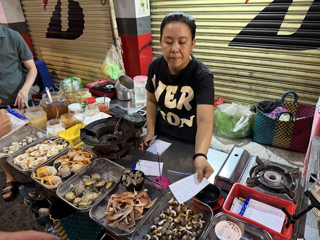 Vỉa hè tấp nập hàng quán mỗi tối - Ảnh 4.