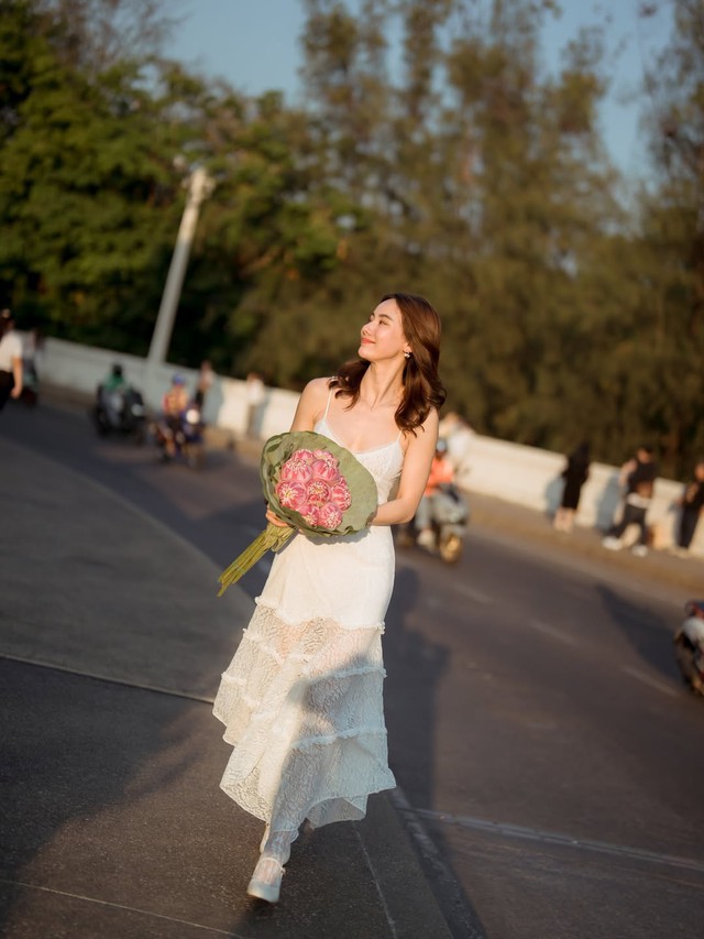 Váy ren và vẻ đẹp ‘nàng thơ’ đang chiếm sóng mùa hè - Ảnh 4.