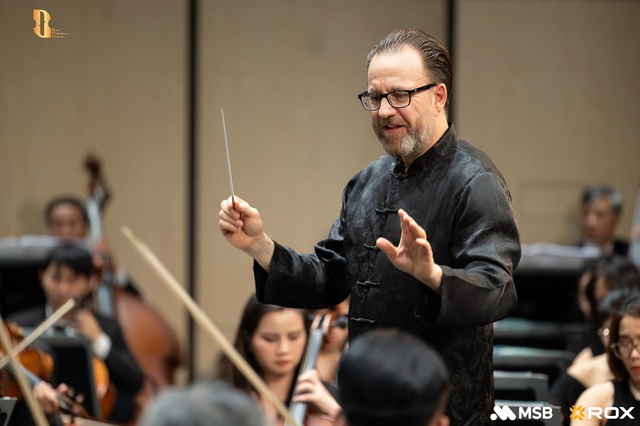 Nhạc trưởng &Aacute;o mang l&agrave;n gi&oacute; mới cho giao hưởng H&agrave; Nội - Ảnh 4.