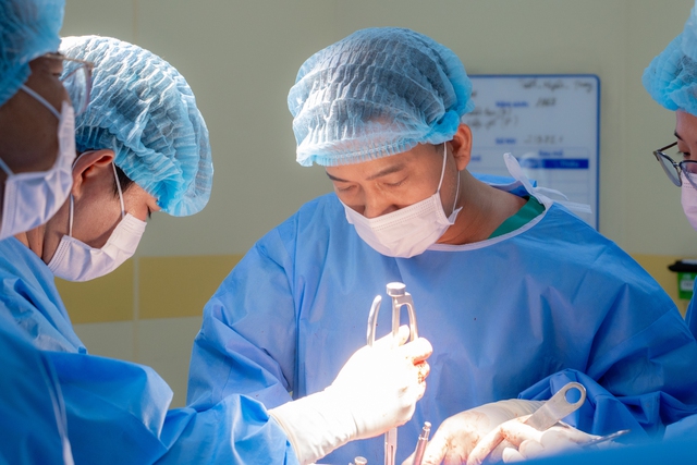 Hai lần đặt cược v&agrave;o nền y học Việt Nam của cụ b&agrave; ngoại quốc gần trăm tuổi- Ảnh 2.