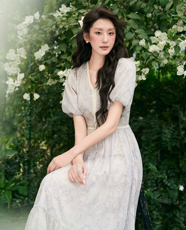 Váy hoa nhí tay phồng, kiểu váy họa tiết đẹp nhất mùa- Ảnh 2.