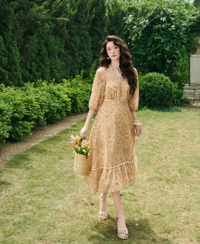 Váy hoa nhí tay phồng, kiểu váy họa tiết đẹp nhất mùa- Ảnh 7.