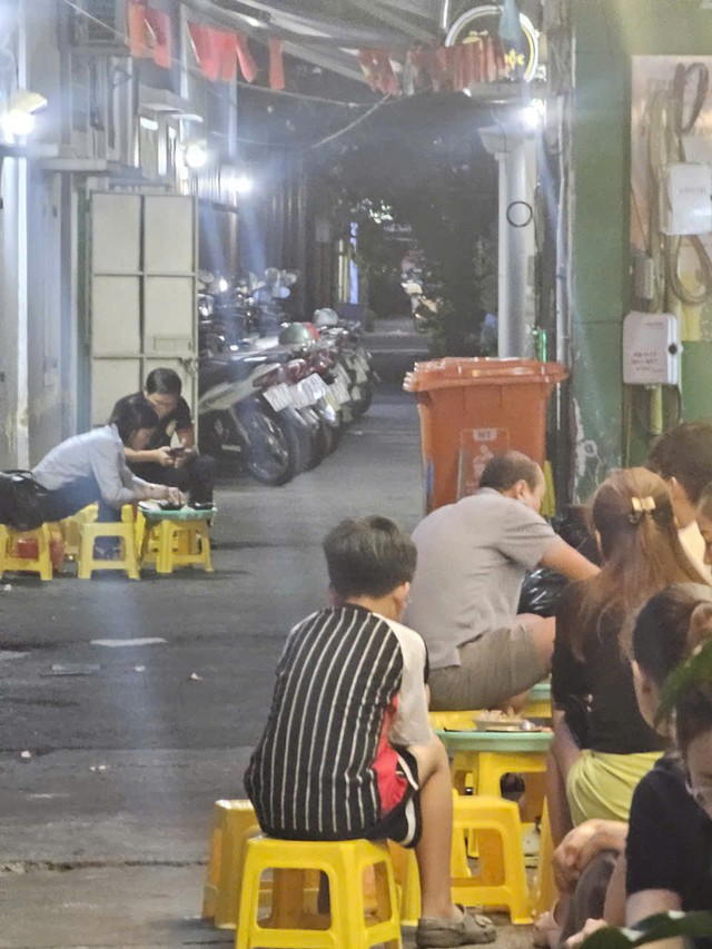 Bu&ocirc;n b&aacute;n lấn chiếm hẻm- Ảnh 1.