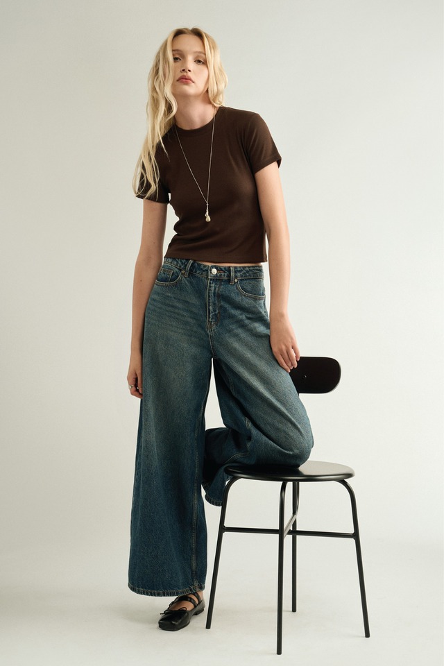 Mùa hè, phối đồ đa năng với áo thun - Ảnh 1.