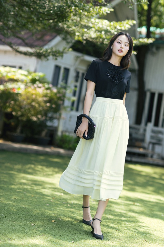 Chân váy midi họa tiết cổ điển - Ảnh 9.