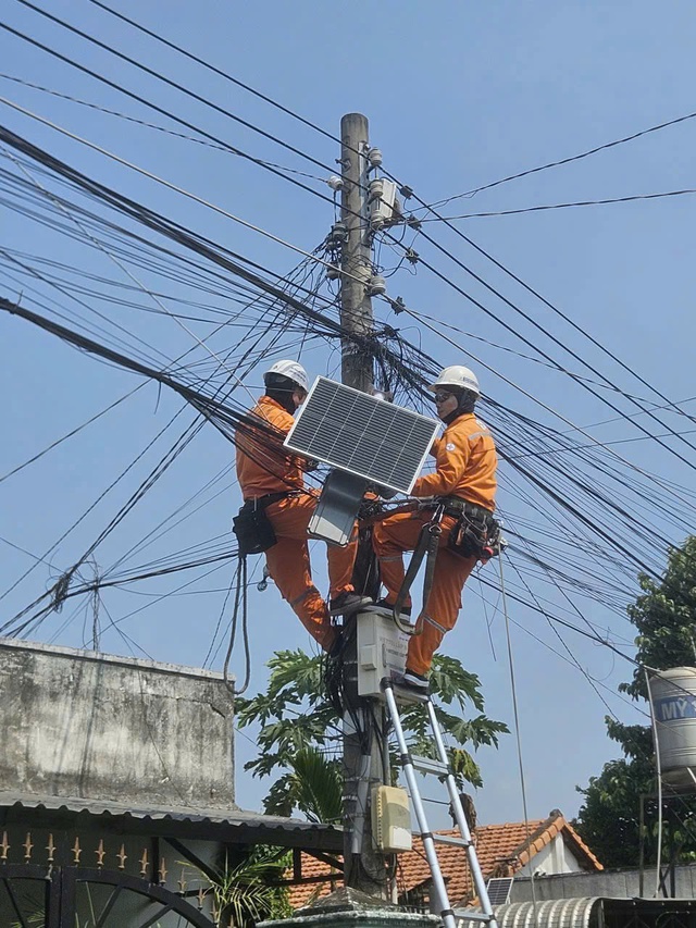 Sự tận hiến v&ocirc; h&igrave;nh của những người thợ điện TP.HCM - Ảnh 3.