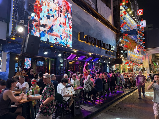 Vỉa hè tấp nập hàng quán mỗi tối - Ảnh 6.