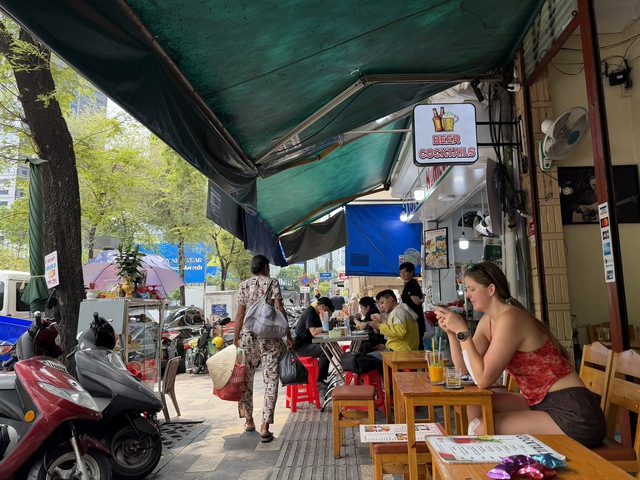 Vỉa hè tấp nập hàng quán mỗi tối - Ảnh 7.