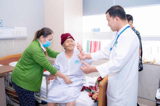 Hai lần đặt cược v&agrave;o nền y học Việt Nam của cụ b&agrave; ngoại quốc gần trăm tuổi- Ảnh 1.