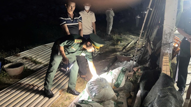 Bắt quả tang gần 400 kg nghi vật liệu nổ vận chuyển tr&aacute;i ph&eacute;p ở Quảng Ng&atilde;i - Ảnh 2.