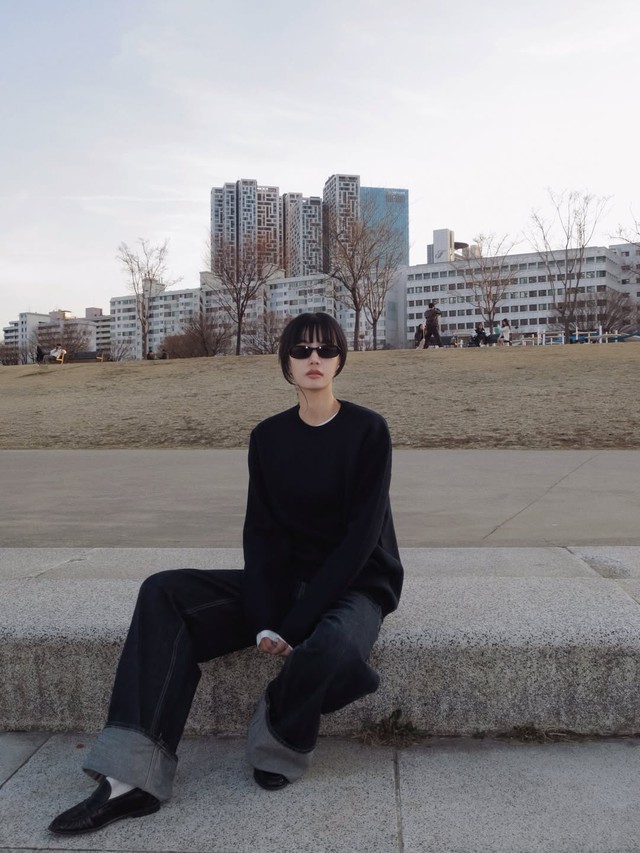 Không cần rực rỡ, trang phục màu đen vẫn giúp nàng nổi bật theo cách riêng - Ảnh 2.