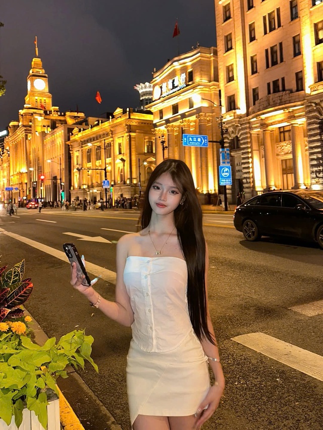 Sáng tạo diện mạo mới mỗi ngày cùng chân váy trơn không lỗi mốt - Ảnh 1.