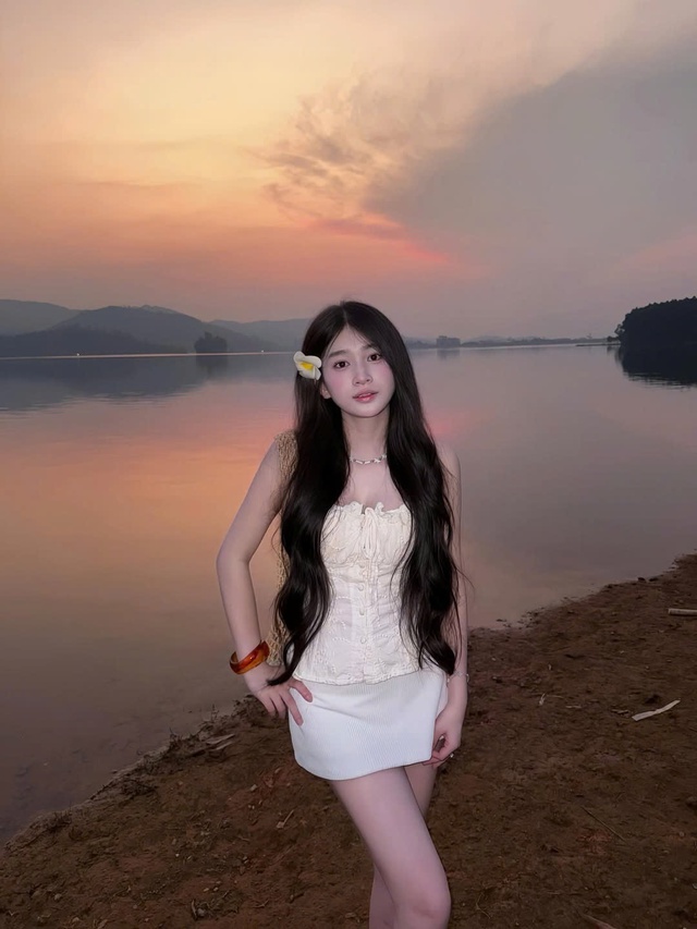 Sáng tạo diện mạo mới mỗi ngày cùng chân váy trơn không lỗi mốt - Ảnh 2.