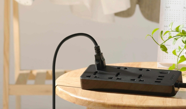 Những rủi ro kh&oacute; nhận ra với ổ cắm điện nối d&agrave;i c&oacute; cổng USB - Ảnh 1.